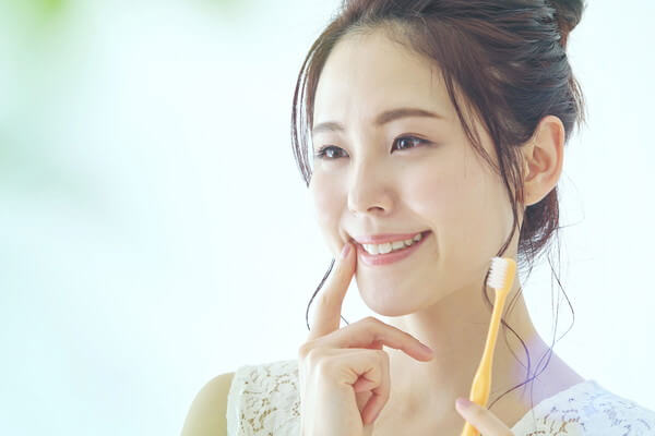 歯磨きする女性