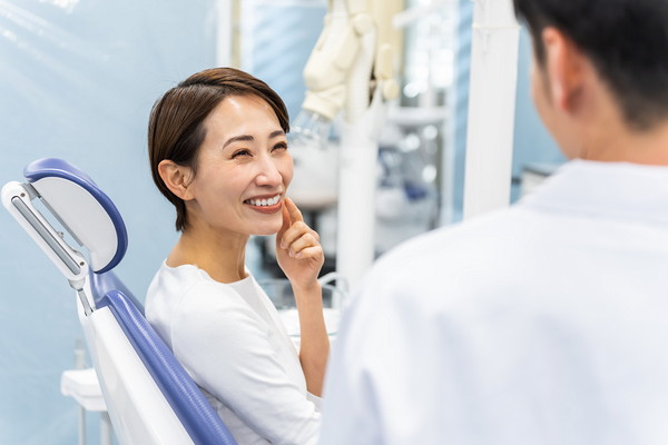 歯科検診を受ける日本人女性