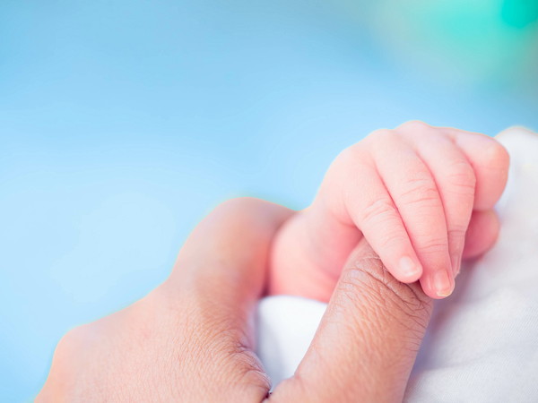 生まれたての子供の手