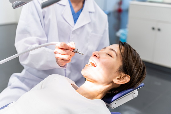 歯科検診を受ける女性