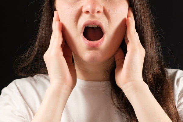 顎を抑える女性