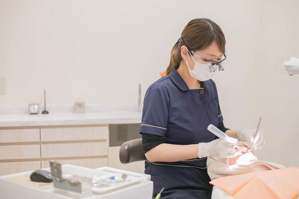 歯のクリーニング中