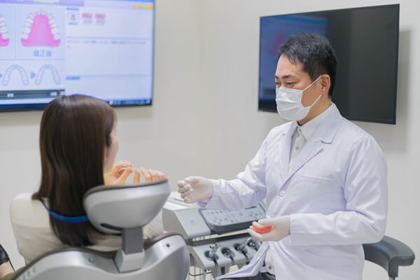 マウスピースを渡している様子