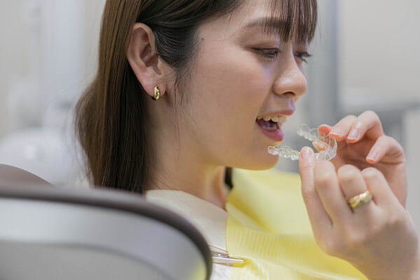 マウスピースをはめる女性