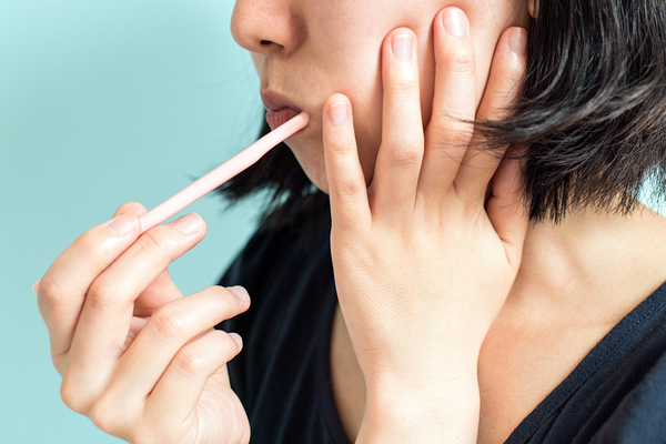 歯を磨くのが痛い女性