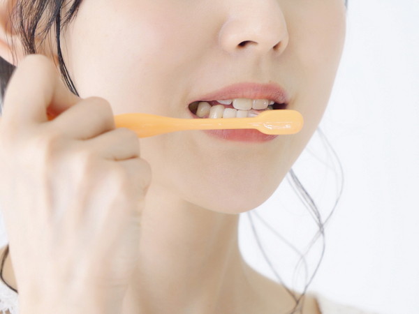 歯磨きする女性