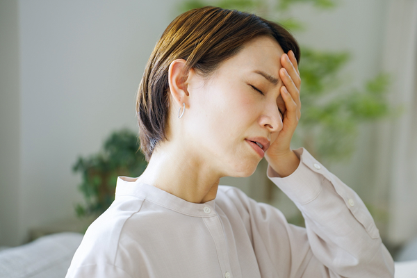 頭を抱える女性